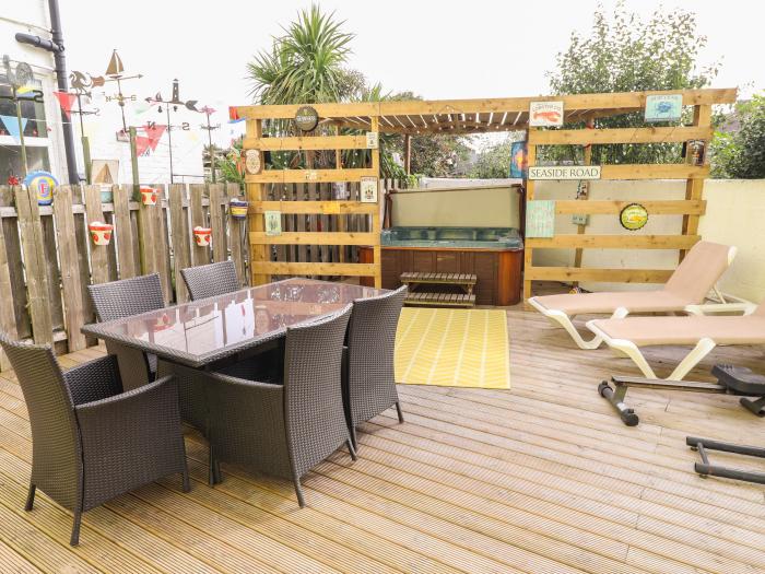 The Yellow House, Withernsea, East Yorkshire. Garden with hot tub and barbecue. Two pets, 4 bedrooms