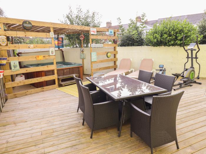 The Yellow House, Withernsea, East Yorkshire. Garden with hot tub and barbecue. Two pets, 4 bedrooms