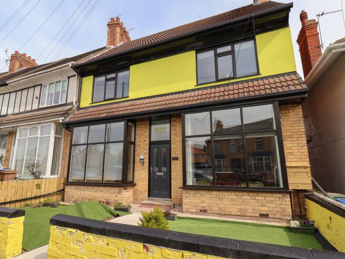 The Yellow House, Withernsea, East Yorkshire. Garden with hot tub and barbecue. Two pets, 4 bedrooms