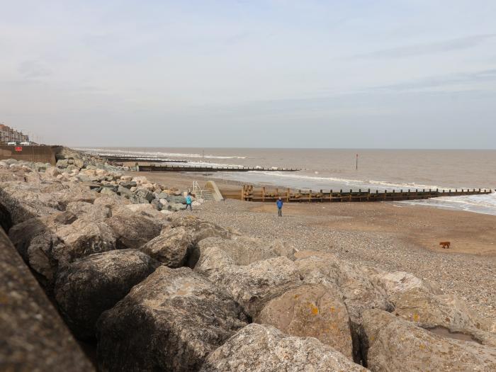 The Yellow House, Withernsea, East Yorkshire. Garden with hot tub and barbecue. Two pets, 4 bedrooms