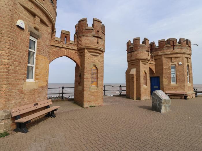 The Yellow House, Withernsea, East Yorkshire. Garden with hot tub and barbecue. Two pets, 4 bedrooms