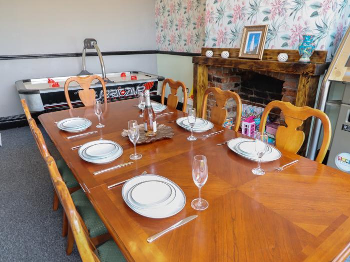 The Yellow House, Withernsea, East Yorkshire. Garden with hot tub and barbecue. Two pets, 4 bedrooms