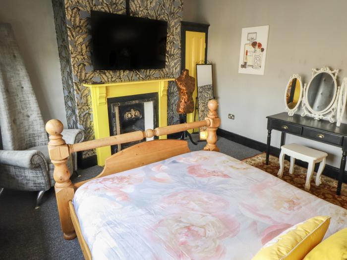 The Yellow House, Withernsea, East Yorkshire. Garden with hot tub and barbecue. Two pets, 4 bedrooms