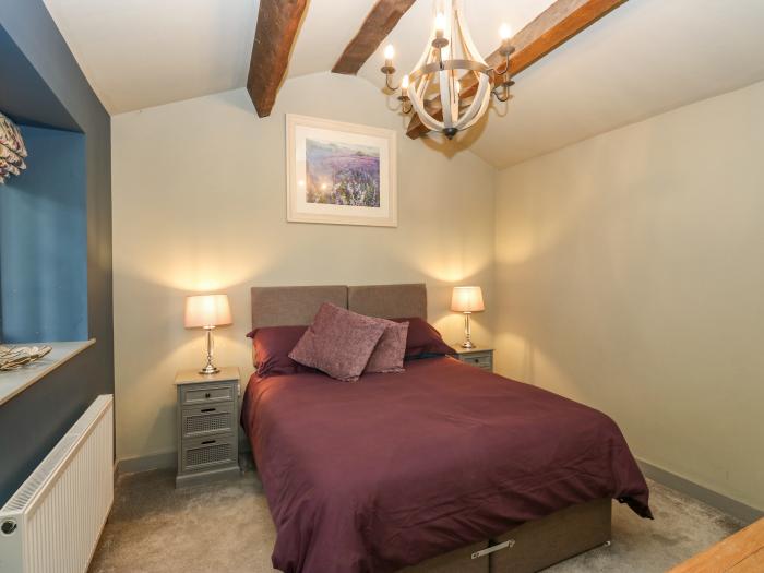 The Lookout, Holmfirth, two king-size bedrooms, central location, amenities within walking distance,