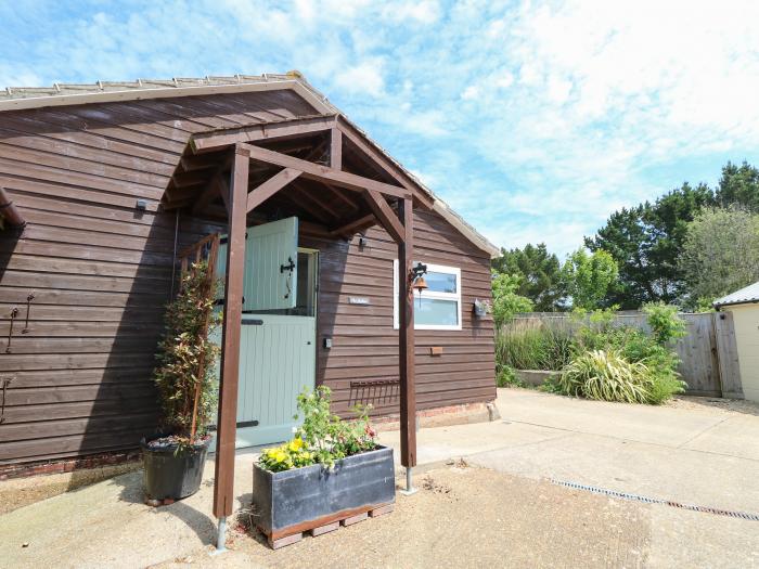 The Stables, Brighstone, Isle of Wight, family and pet-friendly, close to amenities, stylish, 2 bed,