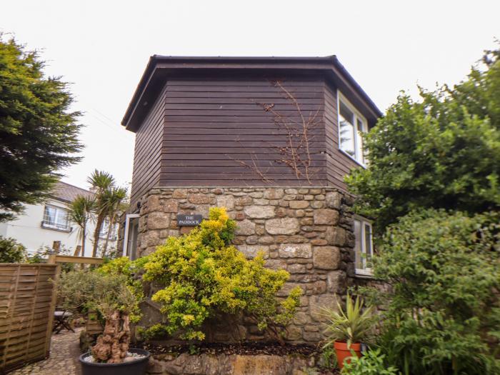 The Hexagon House in Goldsithney, Cornwall. Close to amenities and a beach, pet-friendly. 2 bedroom