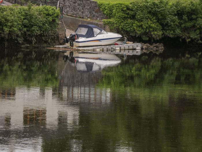 39 Quignalecka, Ballina, County Mayo. Enclosed garden. Off-road parking. Near a National Park. WiFi.