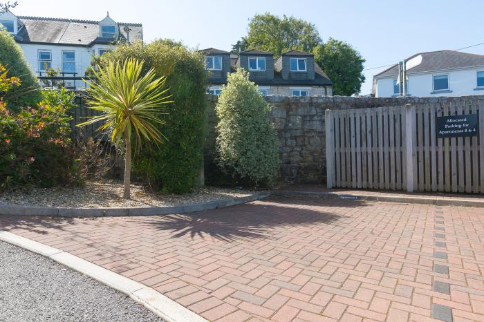 Bay View, Carbis Bay, Cornwall. First-floor apartment. Pet-friendly. Beach nearby. 2 bedrooms. WiFi.