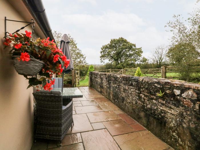 Cosy Cottage, in Lifton, Devon. Single-storey bolthole, ideal for couples. Pet-friendly. Games room.