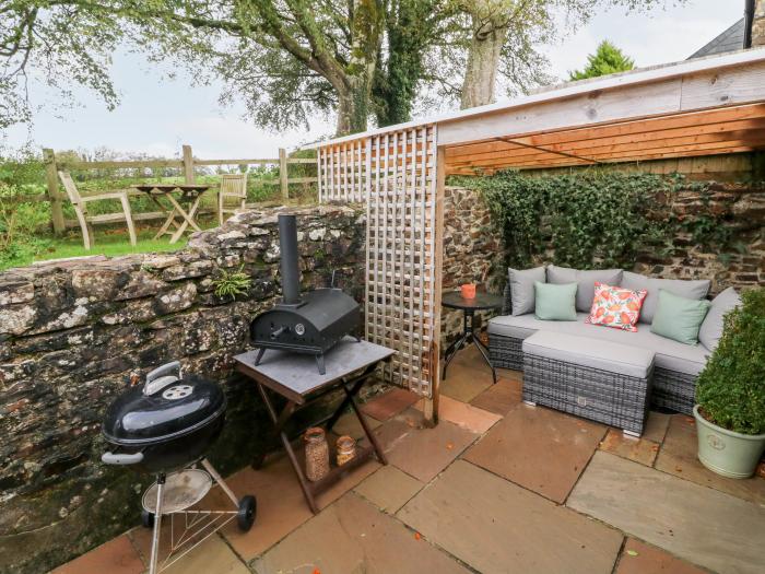 Cosy Cottage, in Lifton, Devon. Single-storey bolthole, ideal for couples. Pet-friendly. Games room.