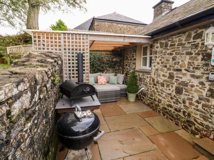 Cosy Cottage, in Lifton, Devon. Single-storey bolthole, ideal for couples. Pet-friendly. Games room.