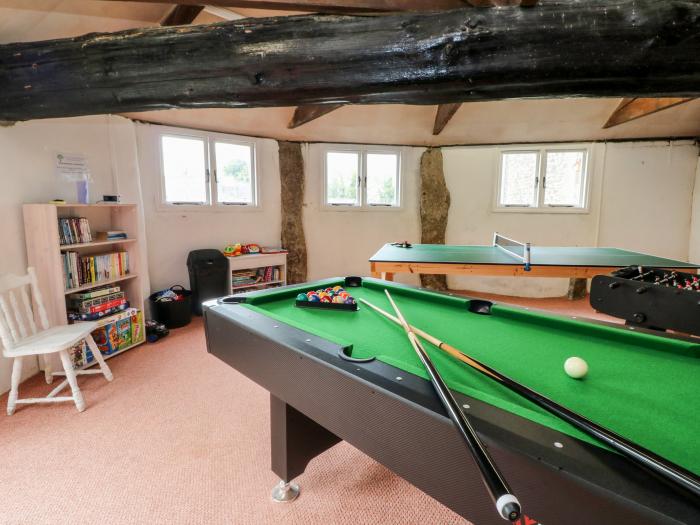 The Old Cowshed, near Lifton, Devon. Two-bedroom home. Pet-friendly. Games room. Near National Park.