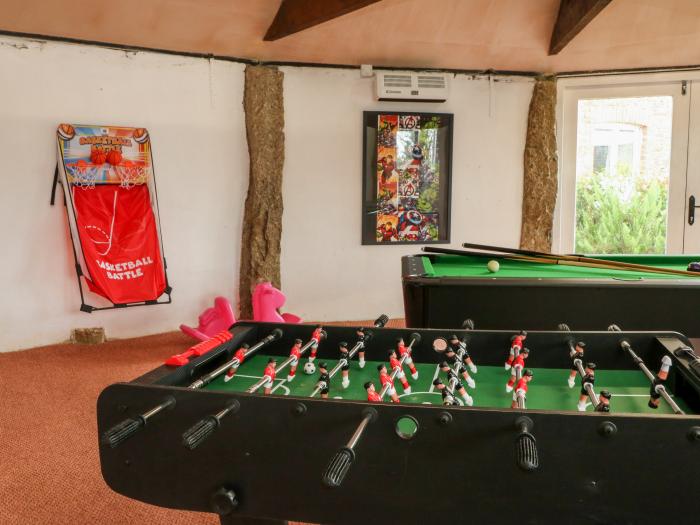 The Old Cowshed, near Lifton, Devon. Two-bedroom home. Pet-friendly. Games room. Near National Park.