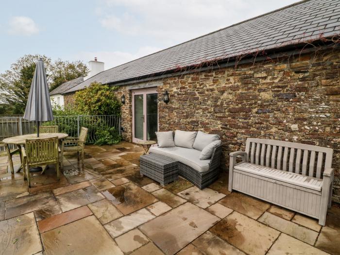 The Old Cowshed, near Lifton, Devon. Two-bedroom home. Pet-friendly. Games room. Near National Park.