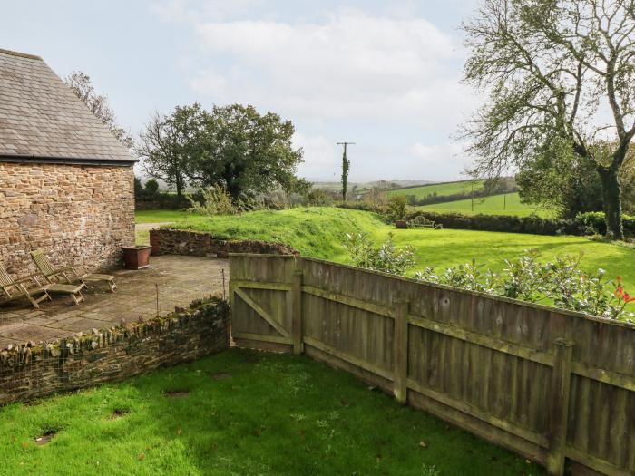 The Old Cowshed, near Lifton, Devon. Two-bedroom home. Pet-friendly. Games room. Near National Park.