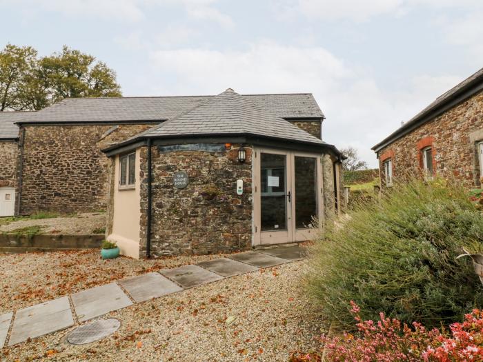 The Old Cowshed, near Lifton, Devon. Two-bedroom home. Pet-friendly. Games room. Near National Park.