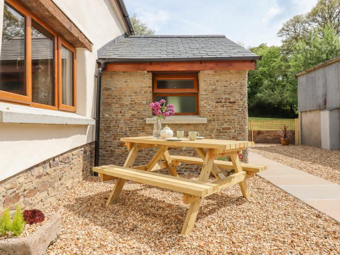 Bunts Barn, Northlew, Hatherleigh, Devon, off-road parking, woodburning stove, pet-free, woodburner.