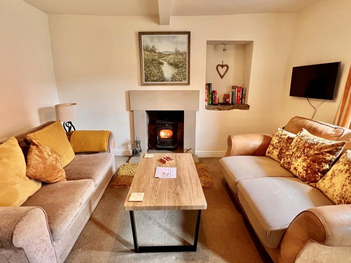 Jewel Cottage, Matlock, 2-bed, woodburning stove, off-road parking, enclosed courtyard, pet-free, TV