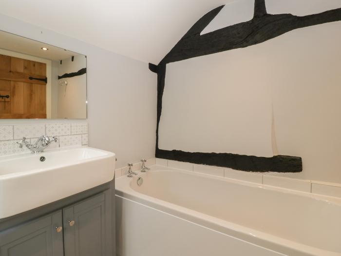 Pool Cottage in Staunton-on-Wye near Eardisley, Herefordshire. Off-road parking, pet-friendly, WiFi.