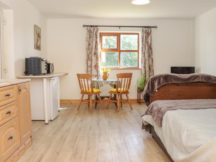 Wheatfield Lodge, Fethard-on-Sea, County Wexford, romantic studio retreat close to beach, parking