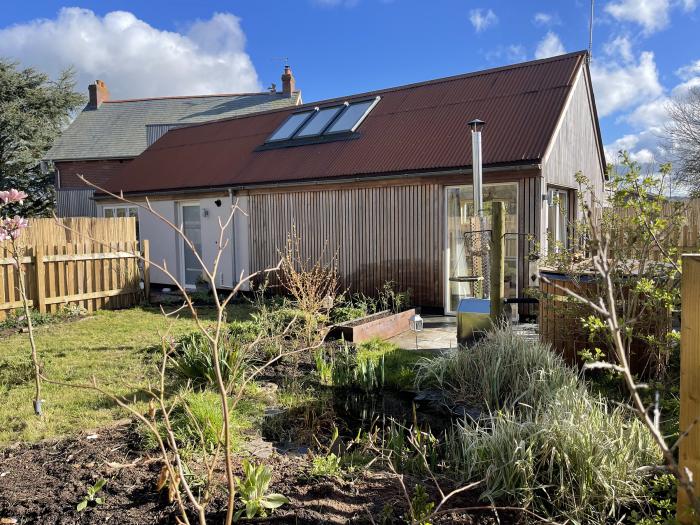 Beehive is near Stoke Canon, Devon, dog-friendly, single-storey, enclosed garden, firepit, open-plan