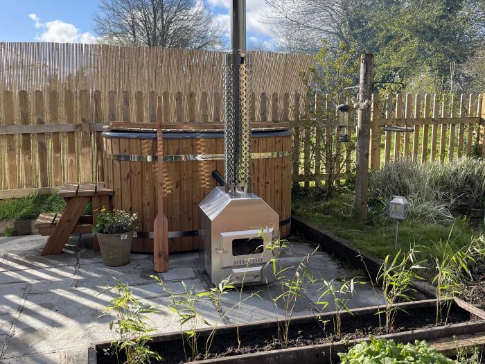 Beehive is near Stoke Canon, Devon, dog-friendly, single-storey, enclosed garden, firepit, open-plan