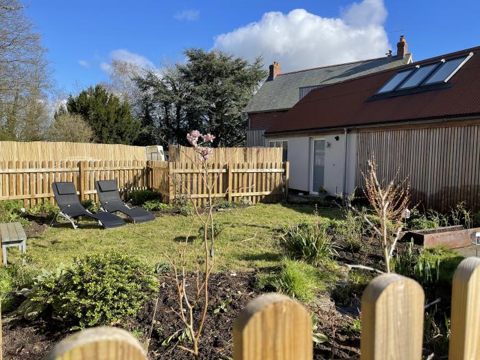 Beehive is near Stoke Canon, Devon, dog-friendly, single-storey, enclosed garden, firepit, open-plan