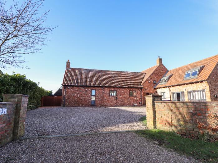 Brambleberry Barn, Halton Holegate, near Spilsby. Hot tub. Smart TV. Woodburning stove. Countryside.