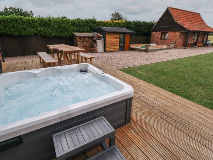 Brambleberry Barn, Halton Holegate, near Spilsby. Hot tub. Smart TV. Woodburning stove. Countryside.