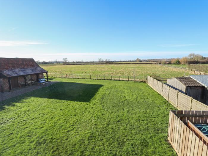 Brambleberry Barn, Halton Holegate, near Spilsby. Hot tub. Smart TV. Woodburning stove. Countryside.