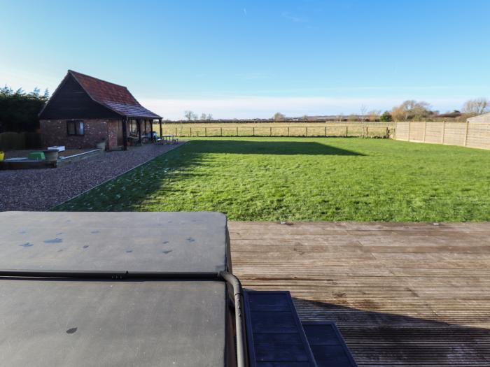 Brambleberry Barn, Halton Holegate, near Spilsby. Hot tub. Smart TV. Woodburning stove. Countryside.