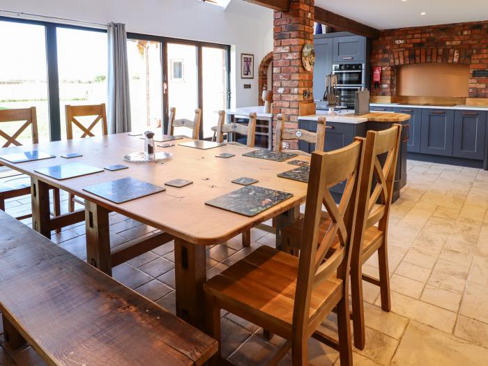 Brambleberry Barn, Halton Holegate, near Spilsby. Hot tub. Smart TV. Woodburning stove. Countryside.