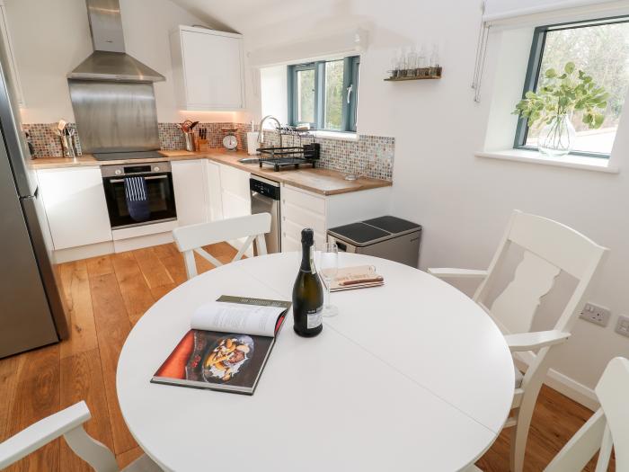 Pen, Cubert, Cornwall. Garden. TV. WiFi. 2Pet-friendly. Contemporary furnishings. Barbecue. Parking.