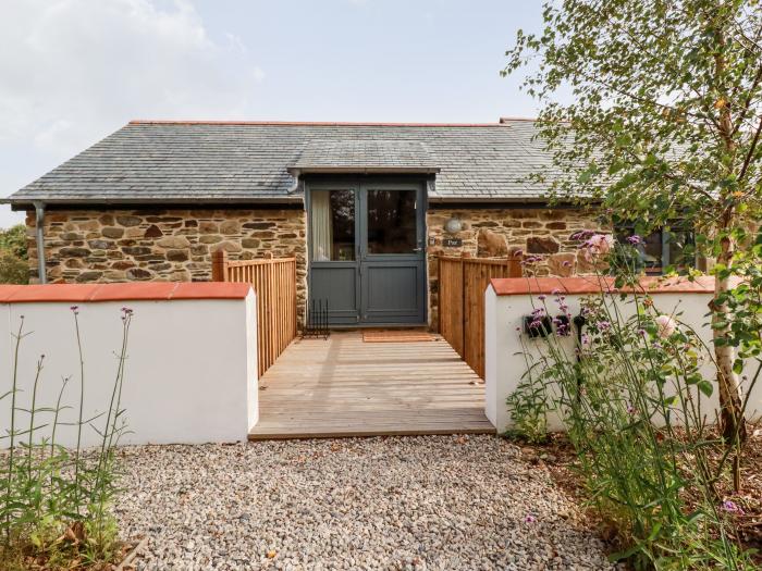 Par, Cubert, in Cornwall. Countryside location. Barbecue. Pet-friendly. Open-plan. Reverse level. TV