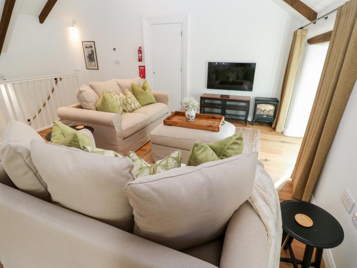 Par, Cubert, in Cornwall. Countryside location. Barbecue. Pet-friendly. Open-plan. Reverse level. TV