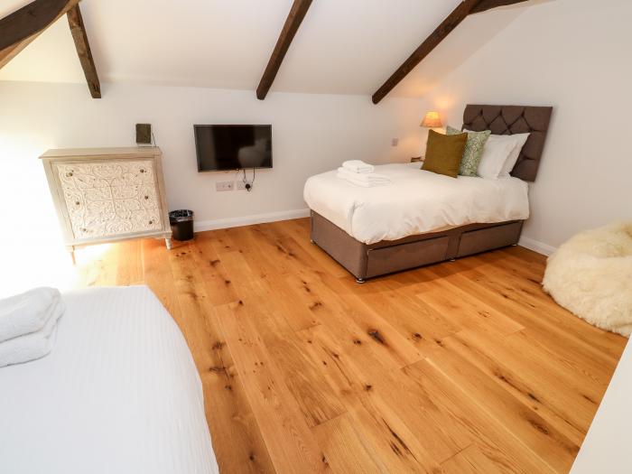 Wesley Barn, Cubert, Cornwall. Off-road parking. Garden. Hot tub. Pet-friendly. Ground-floor bedroom