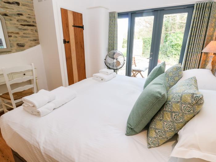 Wesley Barn, Cubert, Cornwall. Off-road parking. Garden. Hot tub. Pet-friendly. Ground-floor bedroom