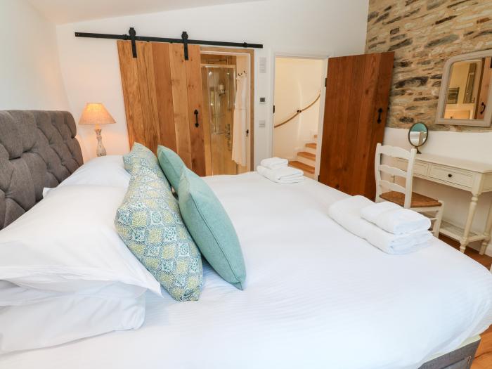 Wesley Barn, Cubert, Cornwall. Off-road parking. Garden. Hot tub. Pet-friendly. Ground-floor bedroom