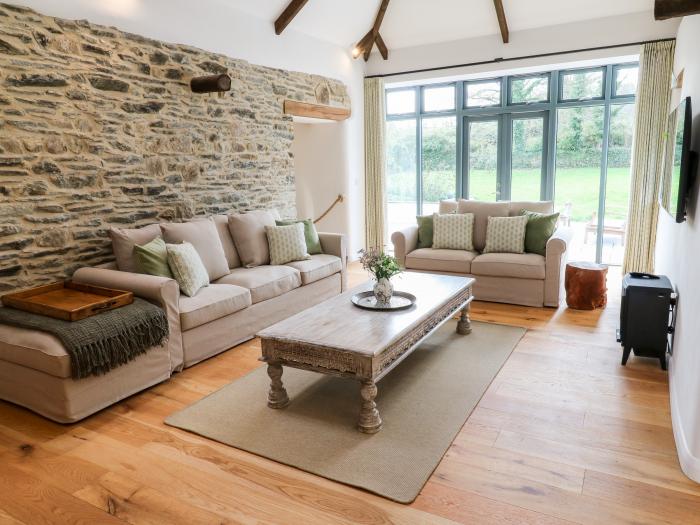 Wesley Barn, Cubert, Cornwall. Off-road parking. Garden. Hot tub. Pet-friendly. Ground-floor bedroom