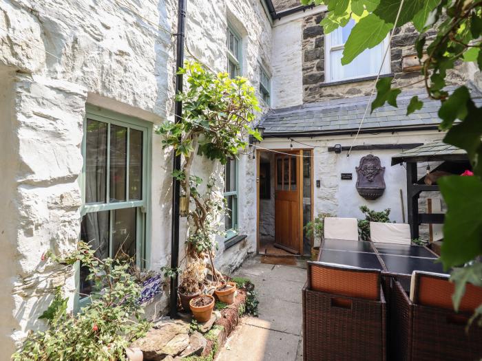 Tyn Y Coed Cottage, Barmouth, Gwynedd. Woodburning stove. En-suite. Front enclosed garden. Two beds.