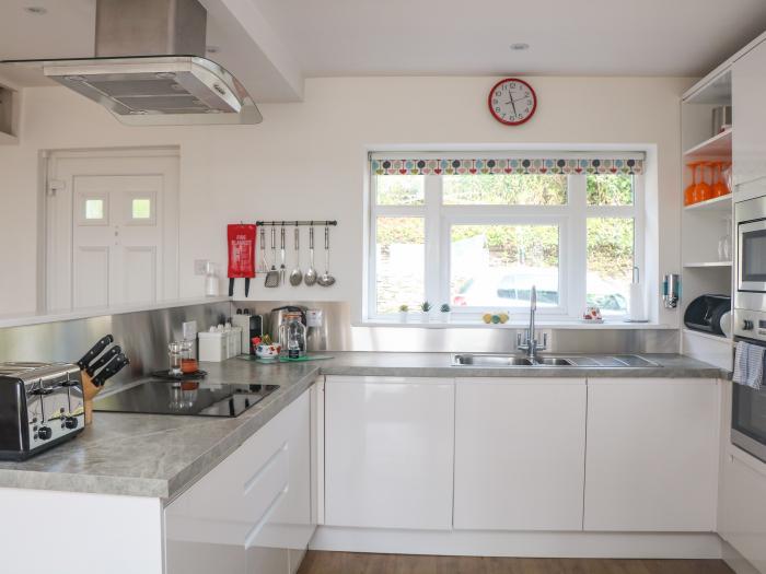 Poppy Cottage, Blackawton, Devon. Woodburning stove. Pet-friendly. Family-friendly. Private parking.