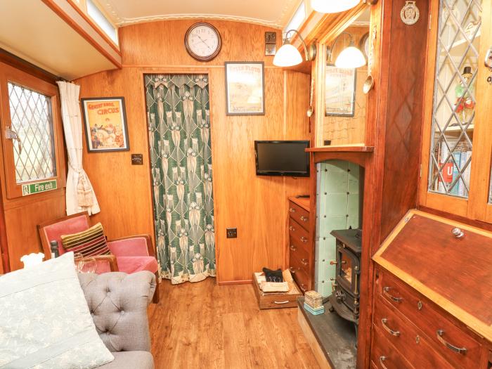 Dolly the Circus Wagon, Brynhoffnant, Sir Ceredigion. Woodburning stove. Romantic. Countryside views