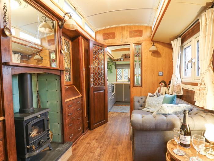 Dolly the Circus Wagon, Brynhoffnant, Sir Ceredigion. Woodburning stove. Romantic. Countryside views