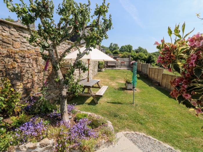 Henwood Barn near Upton Cross, Cornwall, dog-friendly, woodburning stove, countryside views, parking