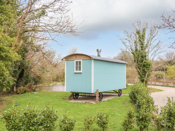 Gwithian Shepherds Hut nr Hayle, Cornwall. On-site fishing lake, off-road parking, woodburning stove