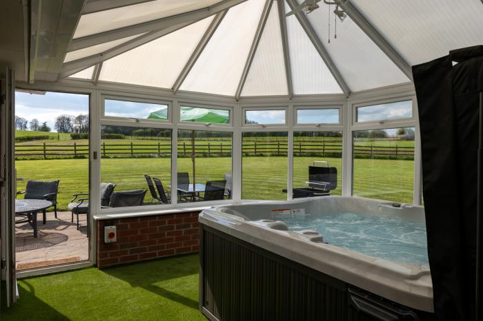 Tixall Manor Farm, Great Haywood, Staffordshire, rural, large, pet-friendly, hot tub, near AONB,4bed