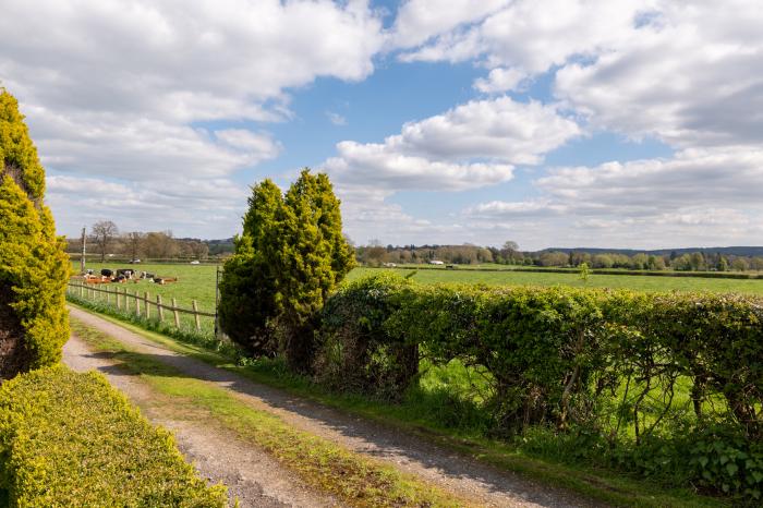 Tixall Manor Farm, Great Haywood, Staffordshire, rural, large, pet-friendly, hot tub, near AONB,4bed