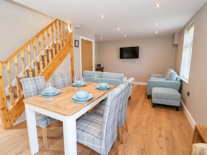 Olive Cottage in Moor Monkton, York. Open-plan living. Rural village. Smart TV. Superfast WiFi. 2bed