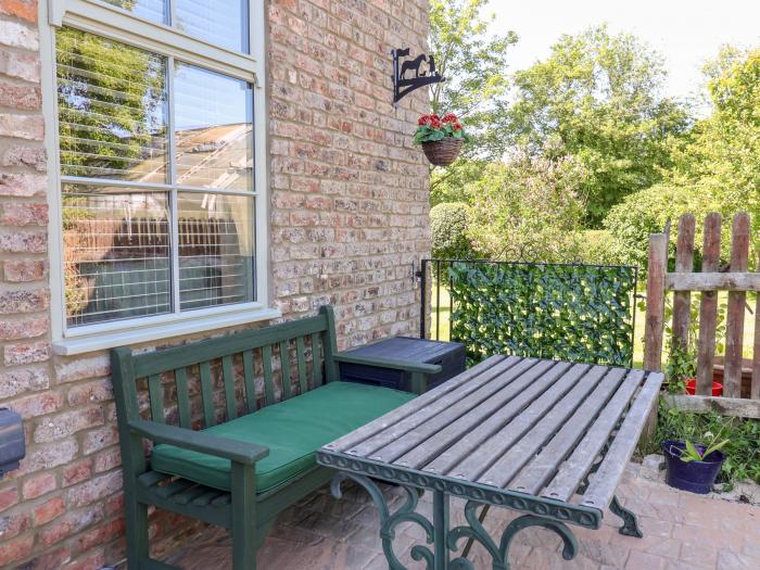 Olive Cottage in Moor Monkton, York. Open-plan living. Rural village. Smart TV. Superfast WiFi. 2bed