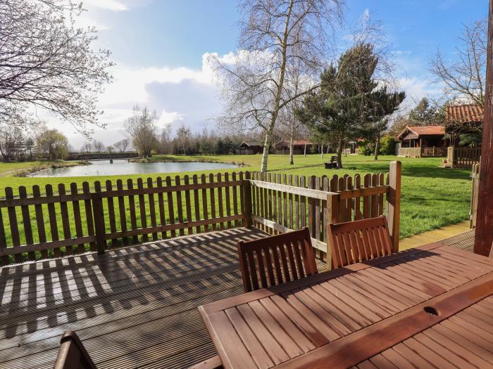 Lapwing Lodge, Bardney, enclosed decking, open-plan, off-road parking, pet-friendly, child-friendly.